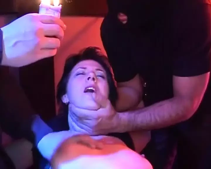 Vezana nemačka kurva gangbangovana na mračnom mestu