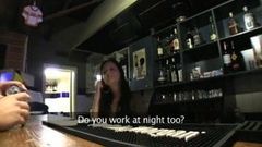 Hornyagent seksi barmaid kapanır için seks