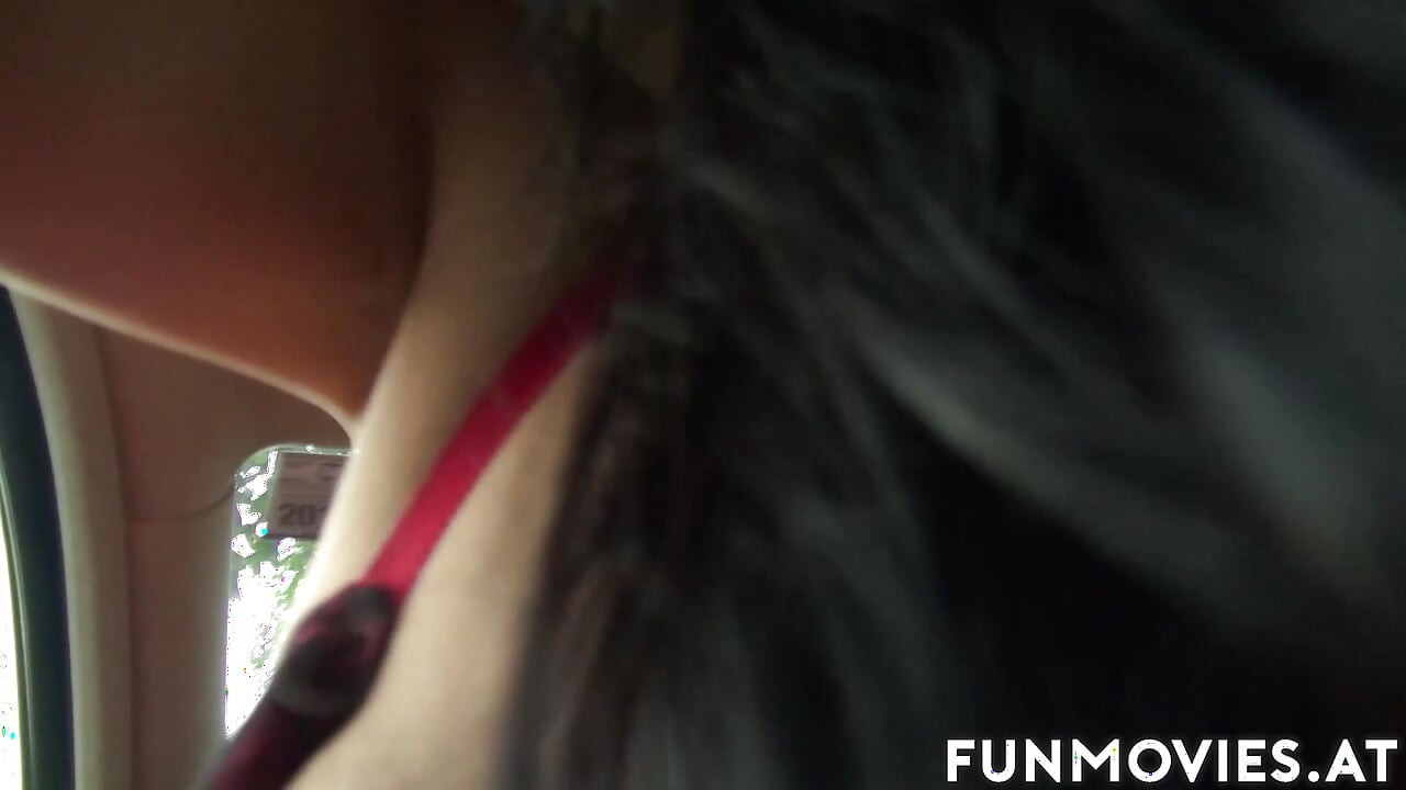 Napalona milf z UE rucha się w samochodzie
