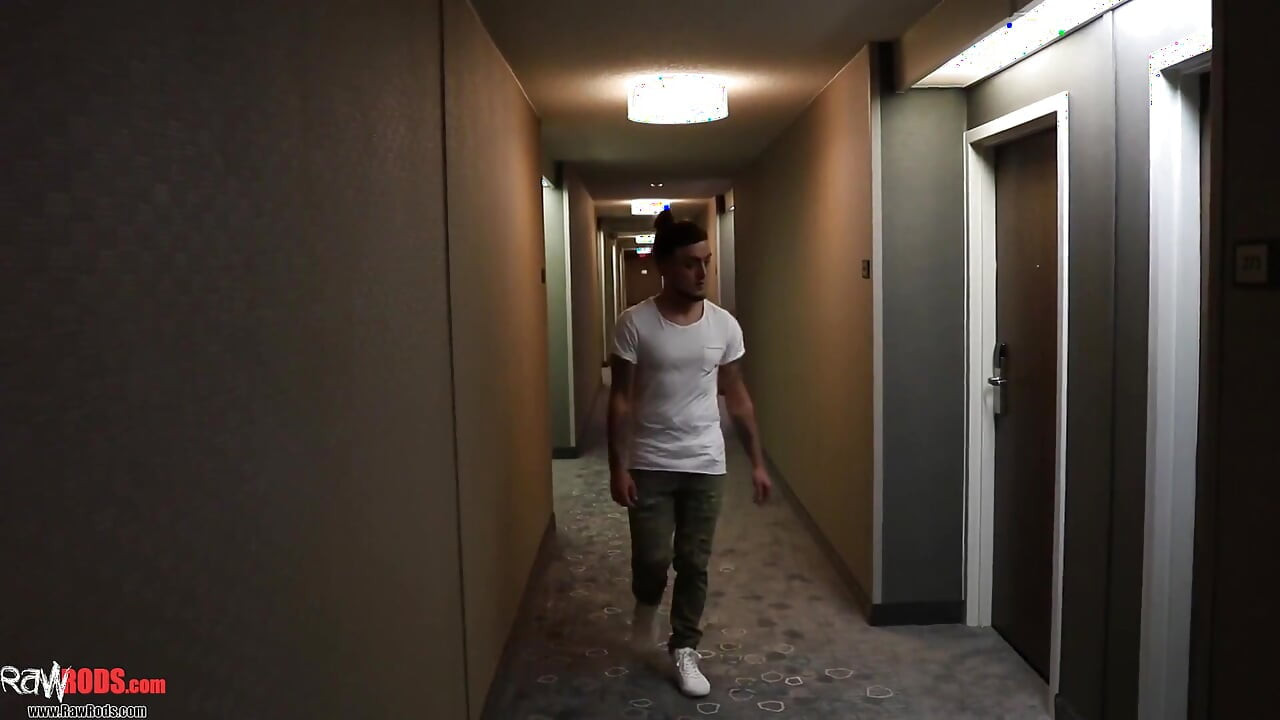 Danny Foxx & Taethedoug - трахни мене у своєму готелі