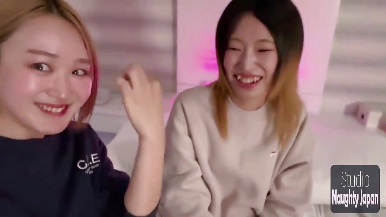 她交出了相机. 接下来发生的事情从来不是要留在幕后.