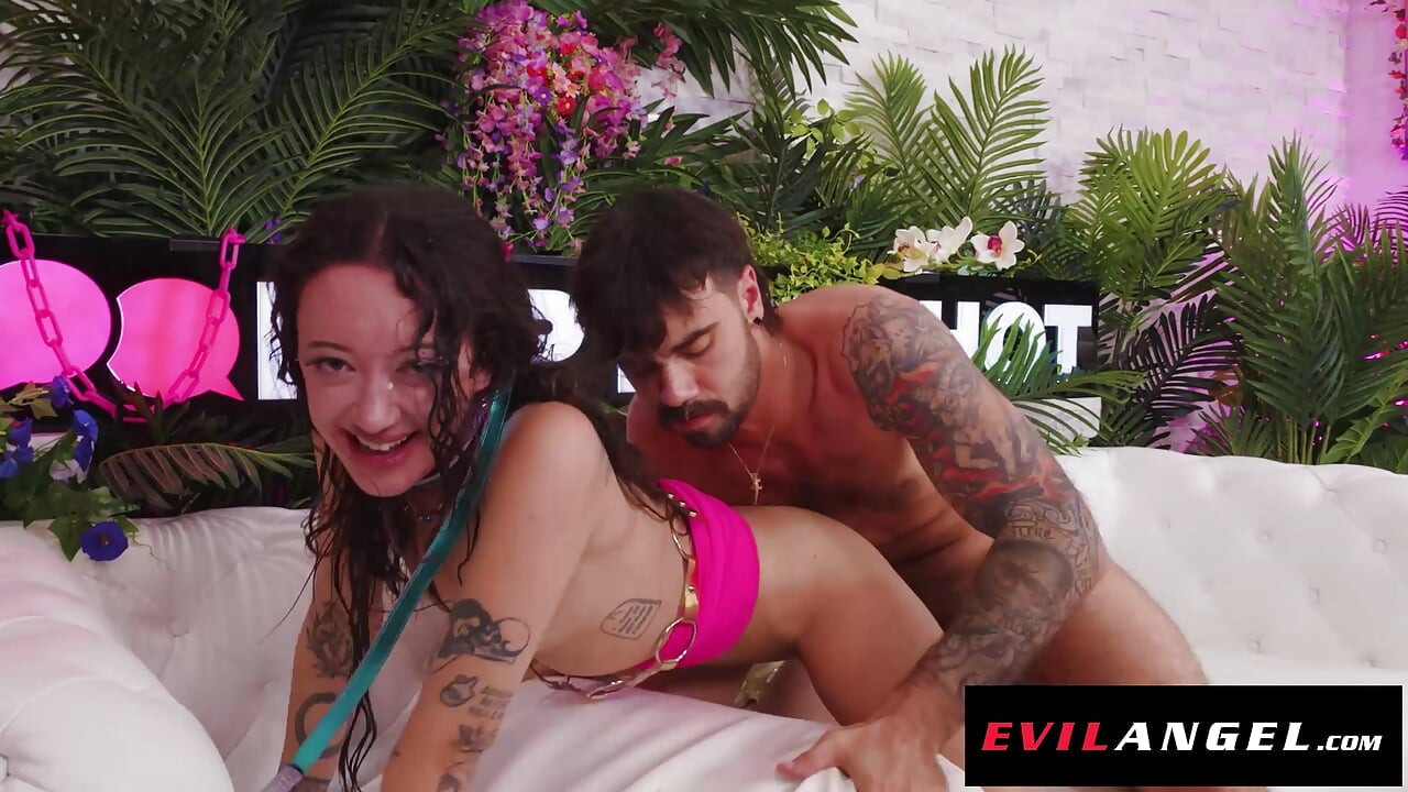 الملاك الشرير - الجونيبر الصغيرة رين تستسلم لنيك كس مكثف ونيك قذر في الحلق