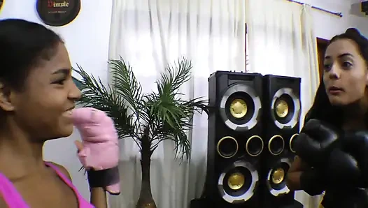 Female Fighting Girls - pertarungan tinju dan campuran