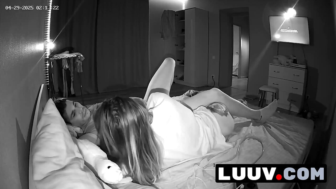 LUUV. Cuộc trò chuyện bình thường của một cặp đôi biến tình dục cuồng nhiệt trên camera tại nhà