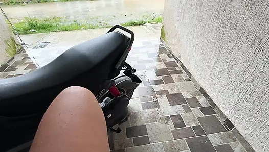 Yeni komşularımın önünde mastürbasyon yapmaya tamamen bayılıyorum