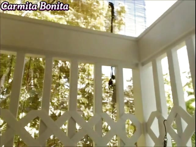 Carmita Bonita vestido apretado sin bragas en el balcón
