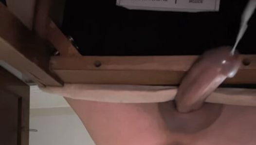 Kadın kılıklı kadın anal dildo oyunundan sert boşalıyor