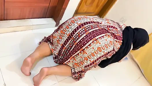 Ibu tiri muslim mesir dengan pantat bahenol terjebak di bawah ranjang sebelum dia mau seks anal dariku!