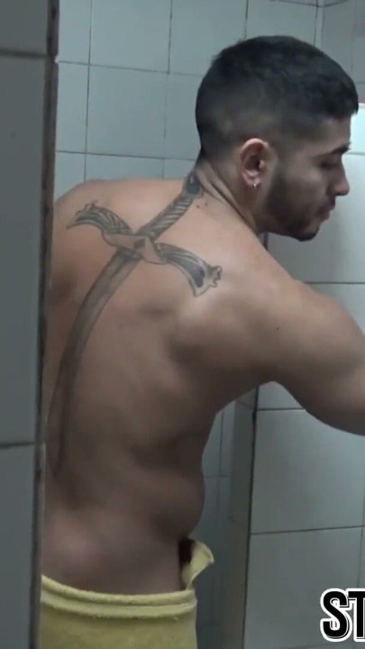 رجل لاتيني مستقيم يجرب المتعة لأول مرة مع قضيب | المقطع 1