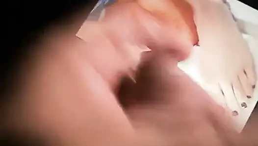 Cum üzerinde seksi kedi ve ayaklar