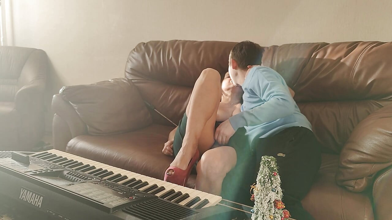 Predigra između mladog muža i prelepe zrele žene do muzike