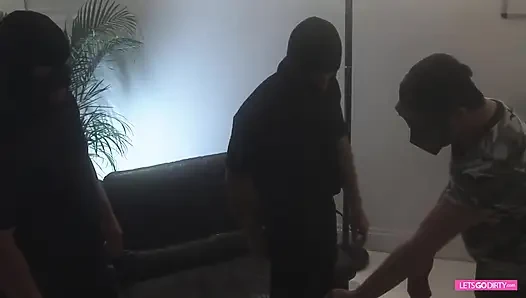 Çarpıcı hatunlar birkaç azgın adamla sikişiyor