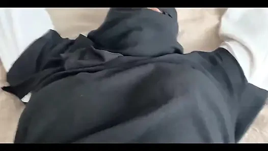 Wanita pembersih Arab menggairahkan klien dengan memeknya yang sempit dan payudaranya yang besar