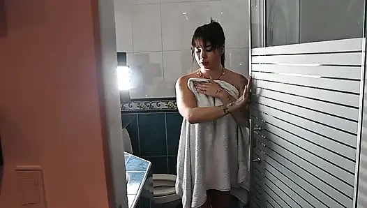 Ich ficke nachbarin, nachdem ich sehr reich aus der dusche gekommen bin