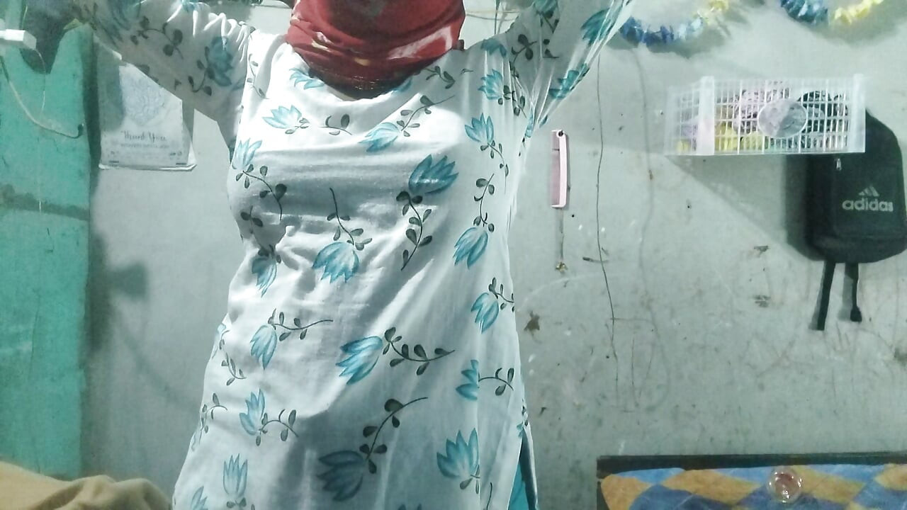 Olide bhabhi ki chudai bhabhi ki gand pe tel laga ke dildo se choda