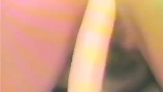 Yaşlı esmer dildolarla her iki deliğini de sikiyor