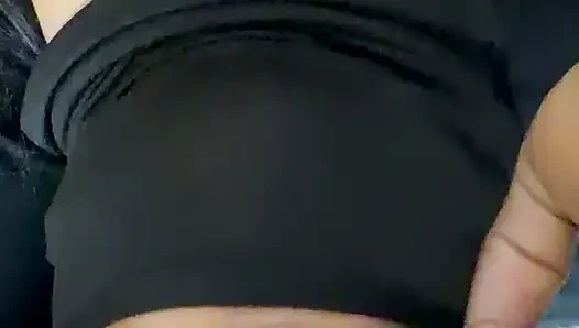 Hintli kız ağzıyla penisi emdi ve suyu çıkardı.