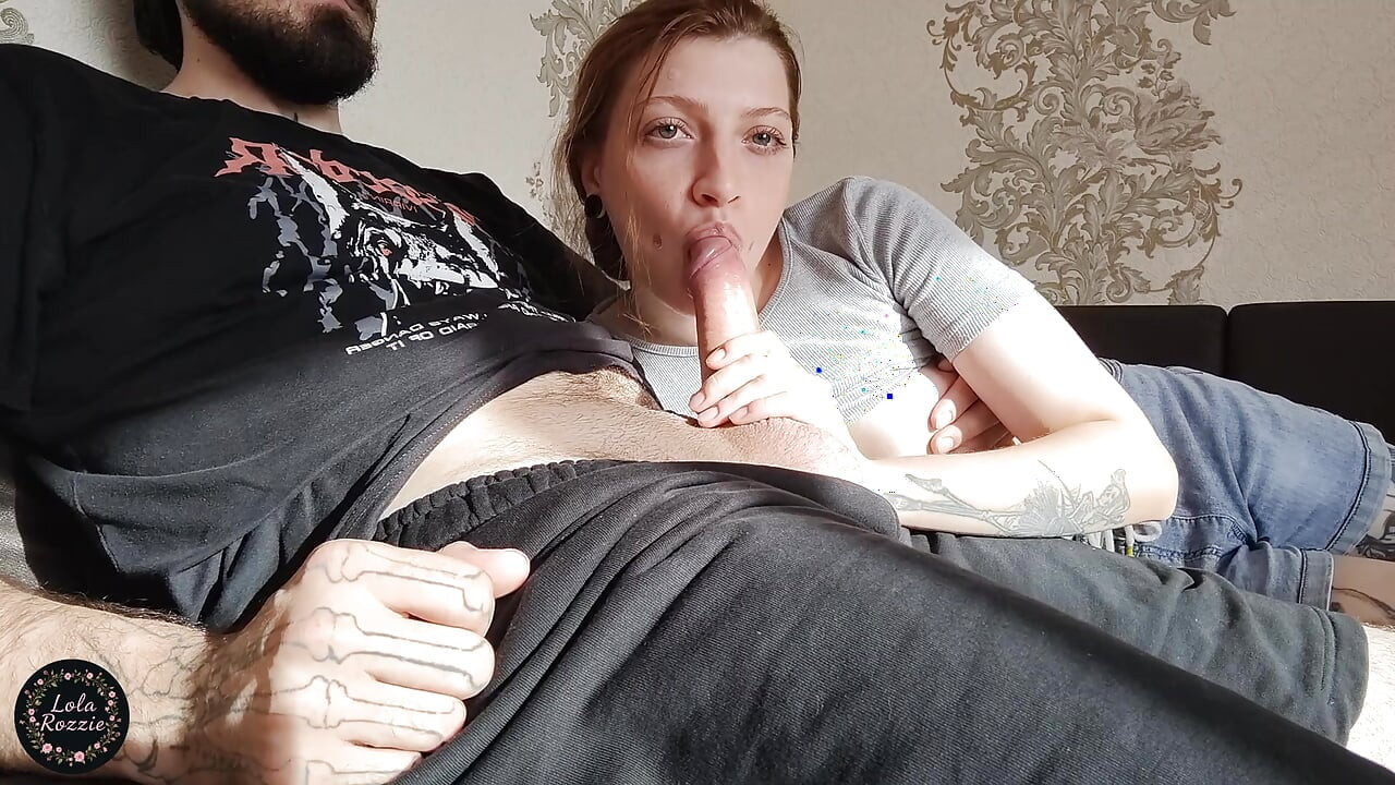 Dziewczyna dosypała się na kolanach swojego chłopaka i została zerżnięta w usta