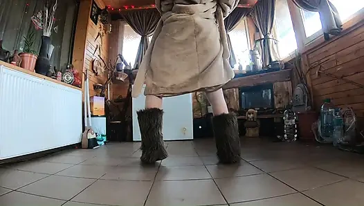 Goldenes Kleid, Pelz & Rauchen - Behaarte Muschi, Tiefer Blowjob & Harter Doggystyle Auf Einem Haus