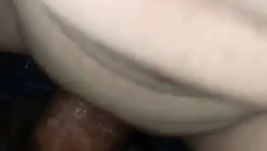 Üvey erkek kardeşimin penisinin tadını çıkarıyorum ve şiddetle üstüne atlıyorum