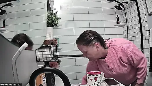 Mrs. joanne tanner, eine echte öffentliche lehrerin, wird in der dusche gefangen genommen 03-09-2026