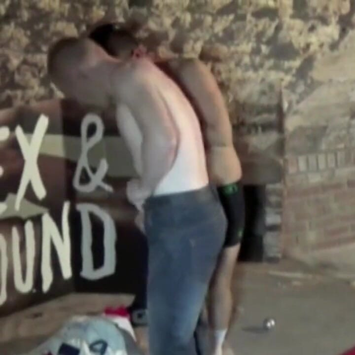 게이에게 빨려들어 호기심 많은 섹시한 젊은 straigth