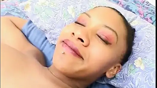 Cowok ini disepong sama pelacur kulit hitam yang lagi hamil di ranjang