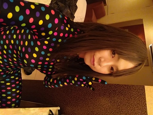 Japon travestiler renkli giysi giyerek mastürbasyon yapıyor