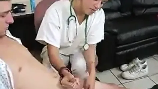 Kobieta lekarz mierzy jego kij
