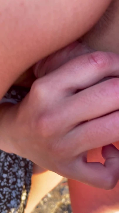 Moment emblématique de « Baise la bouche et la chatte de LaMenor dans la jungle - je lui suce le trou du cul et elle profite d’une éjaculation interne »