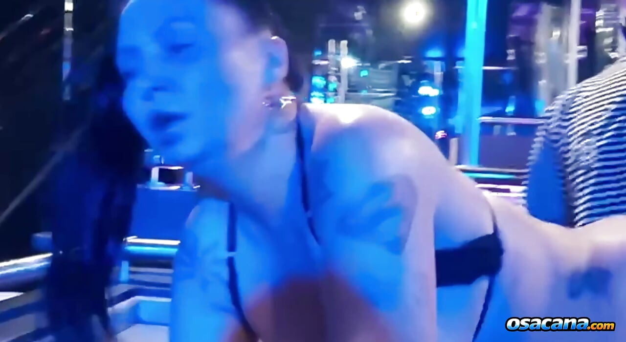 夜總會裡面，皇冠給了我她的性感