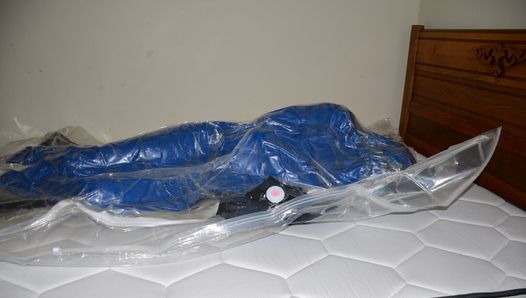 Dec 11 2022 - VacPackt in slvrbrboy1s bedeckt in meinem PVC-Schlafsack mit seinem hemd & meinem PVC-gesichtsschild