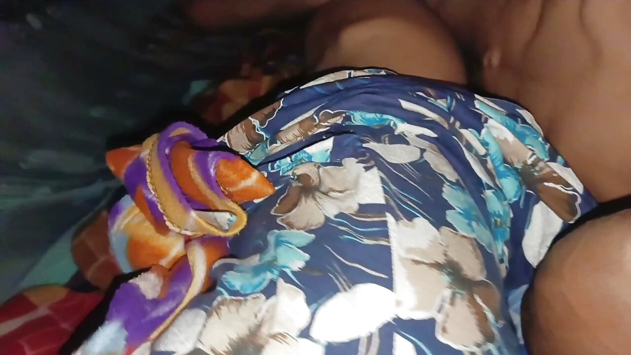 MMS cewek desa yang bocor, lagi ngentot sama pacarnya di rumah sendiri.