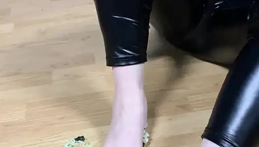 Er nimmt sein Essen dank meiner Füße...