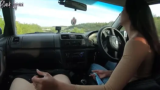 Handjob mobil berisiko di dekat jalan
