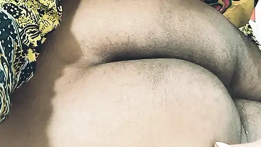 Моя подруга трогает мой член, пока я наслаждаюсь