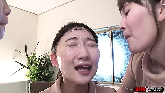 Экстремальное вылизывание слюны в тройном лесбийском спа - Koharu, Nanoka Yuuho, Misaki Yumeno