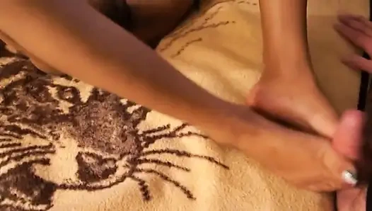 Миниатюрная черная девушка делает дрочку ногами на кровати