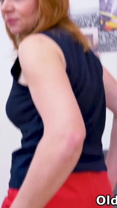 MILF Eropah Elisabeth suka melakukan striptis, menunjukkan buah dadanya yang kecil kendur dan menggesel pepeknya yang boleh dibiakkan | Klip 1