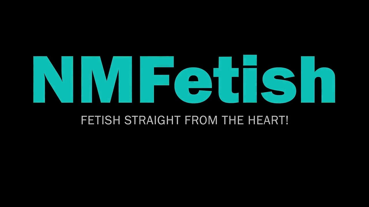 Heiße MILF Posiert Ihren Arsch Und Ihre Muschi, Während Sie Auf Ihrem Sklaven Sitzt