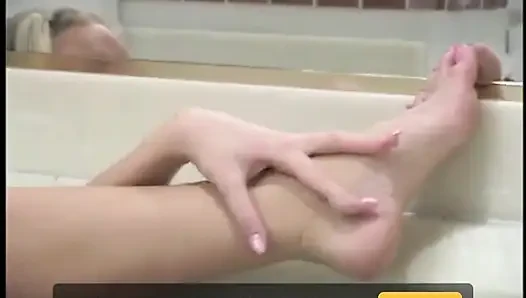 Azgın orta yaşlı seksi kadın banyoda mastürbasyon yapıyor