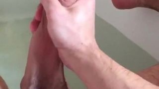 Masturbando meu pau durante o banho