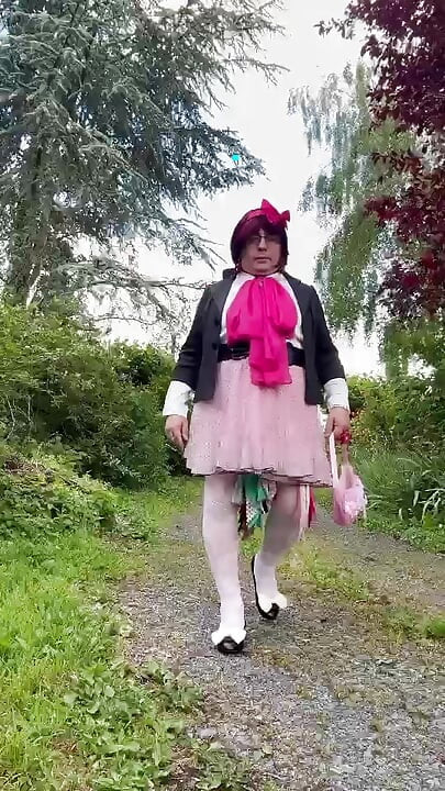 Klädd i en rosa prickig kjol för en fest