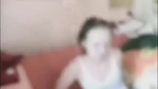 Brünette fühlt sich sinnlich