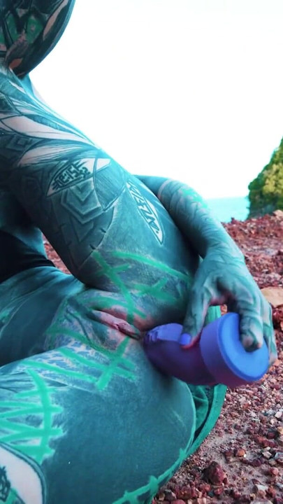 Masturbuji venku poblíž konečníku s robertkem | Klip 1