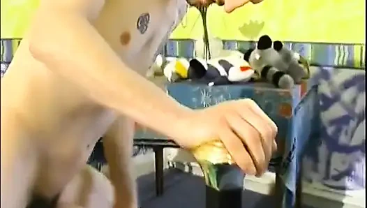 Мачеха предлагает свои маленькие новости клиенту.