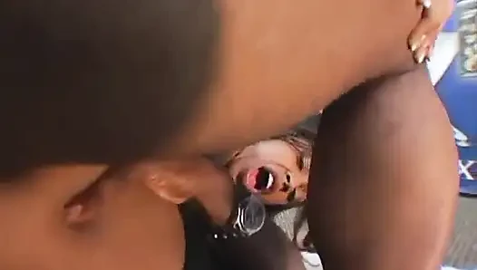 Seks threesome bareng dua kontol raksasa pria kulit hitam dengan stoking seksi dan lingerie seksi