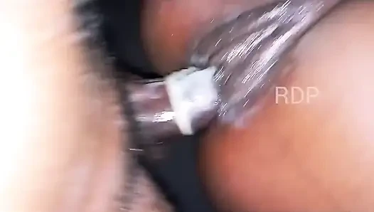 Юная студентка использует вибратор на ее мокрой сок текущей киске во время траха с ней