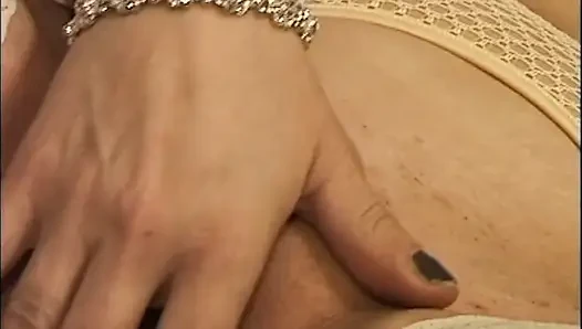 Sarışın orta yaşlı seksi kadın dildoyla sikiliyor