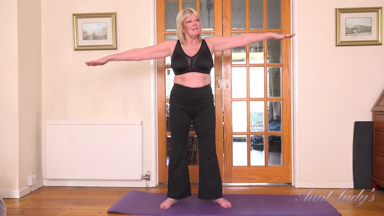 Auntjudys - büyük memeli olgun orta yaşlı seksi kadın Amy - yaramaz yoga egzersizi